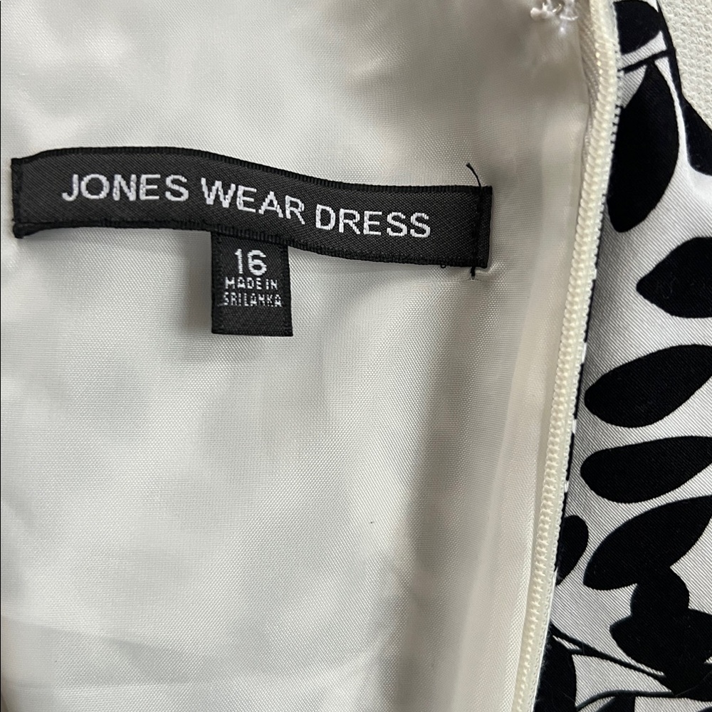 Jones Wear Black and White Sleeveless Leaf Pattern Dress - 16 - Picture 4 of 9